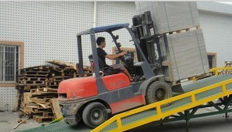 叉车工作人员卸货中 叉车工作人员卸货中