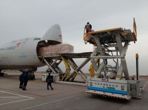 广州到天津航空货物运输抵达滨海机场正在卸货 广州到天津航空货物运输抵达滨海机场正在卸货